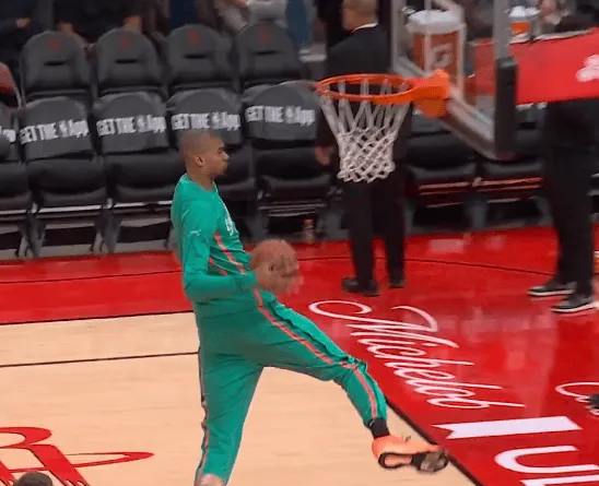 NBA直播-NBA官方晒文班亚马热身扣篮：击地胯下再拿球完成战斧劈扣